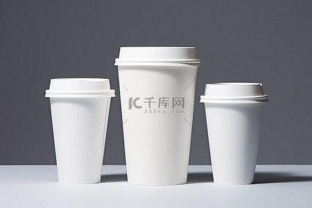 盖子背景图片_图像中的三个咖啡杯和一个盖子