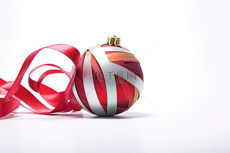 圣诞丝带装饰背景图片_圣诞球包裹圣诞丝带隔离在白色