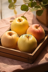 五个黄色苹果坐在木托盘上，上面有一些叶子