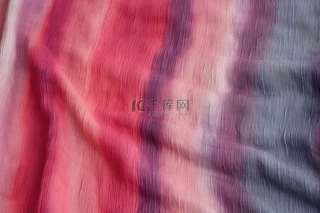 粉色和灰色条纹扎染围巾的特写图像