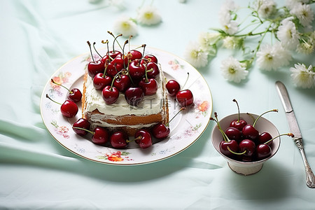 蛋糕上有奶油水果和樱桃