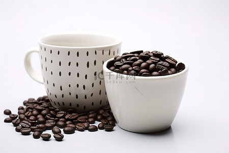 咖啡杯和装满咖啡豆的杯子