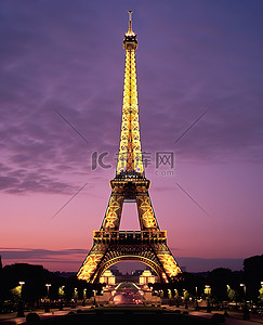 巴黎的埃菲尔铁塔在黄昏时分被点亮