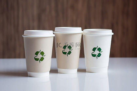 白色牛皮纸咖啡杯，正面带有回收商标志，背面带有杯子