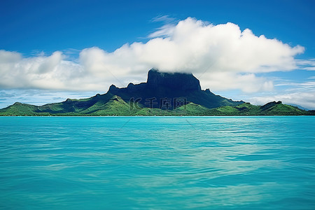 海环绕岛背景图片_碧绿的海水环绕着一座山
