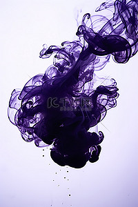 漂浮的紫色背景图片_水中漂浮的黑色蒸汽图片