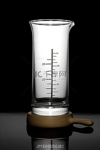 吸水背景图片_用木制工具盛放水的科学烧杯