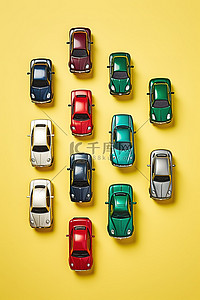 黄色背景中排成一排的彩色玩具车