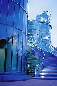 台阶玻璃背景图片_明亮的蓝色建筑，配有现代玻璃和不锈钢台阶