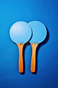 蓝色乒乓球拍上有两个球拍