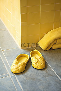 拖鞋拖鞋背景图片_黄色浴室地板上的拖鞋