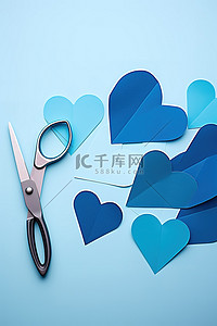 蓝色折纸背景图片_折纸心旁边有一把剪刀