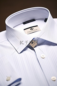 京东大促标签背景图片_回收标签是一件白衬衫和一个标题为“我需要拿更多东西吗”的标签