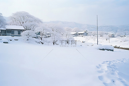 雪中的小房子背景图片_雪景中的冬季小房子