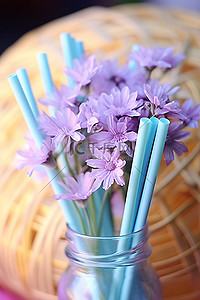 一朵小花，里面有蓝色的花和彩色的稻草