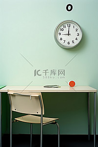 家庭办公室的书桌和椅子，墙上挂着灯光时钟