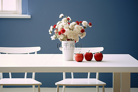白色的桌子，白色的椅子和鲜花