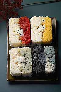 韩国传统美食背景图片_四块上面有花的年糕