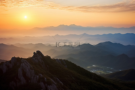 亚洲 韩国 韩国 山脉的日出景观