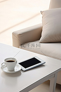 ipad 平板电脑和一杯咖啡坐在带沙发的长凳上