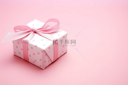 粉红色背景中漂亮的礼物盒