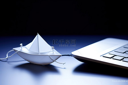 纸船背景图片_挂在电脑鼠标线上的白纸船