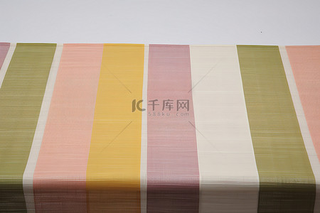 条纹桌布背景图片_条纹桌布粉色黄色绿色和紫色