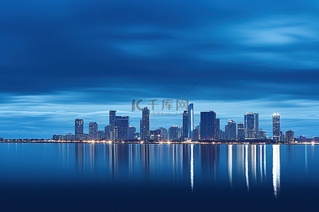 城市倒影背景图片_黄昏时分水面上的城市天际线倒影