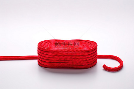 卷卷的背景图片_一英寸宽的红绳绑在一卷白色的表面上
