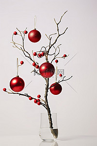 冬装饰背景图片_玻璃中的红色冬青树，配有金属装饰品