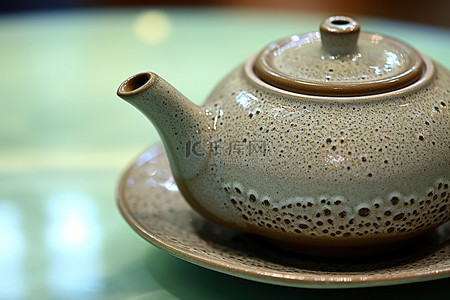 中茶壶背景图片_餐桌布置中盘子上的茶壶