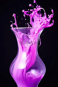一个装满粉红色水的花瓶