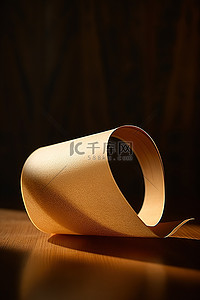 纸莎草纸背景图片_在一张木桌上的弯曲的棕色纸莎草纸