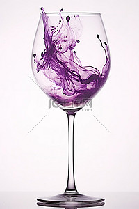 酒杯中的紫色水