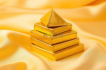 缎黄布上金字塔中的三根金条