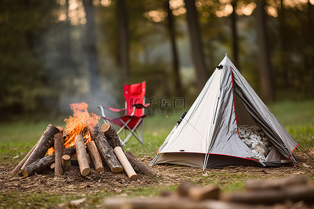 篝火旁有一个帐篷，背景是篝火