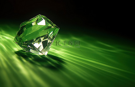 绿色水晶坐落在一些纸上