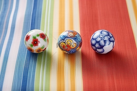 四颗珠子镶嵌在条纹桌布上