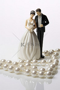 白色背景中穿着婚纱的情侣靠近珍珠