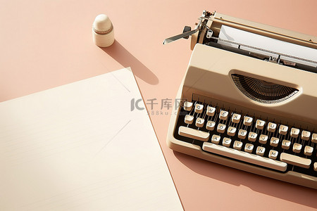 一台老式打字机，上面有一支笔，旁边是旧笔记本和纸