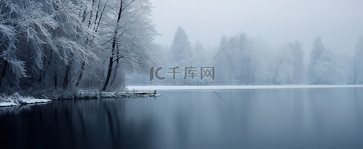 南南麻辣烫背景图片_黑暗中雪覆盖了树木和湖泊
