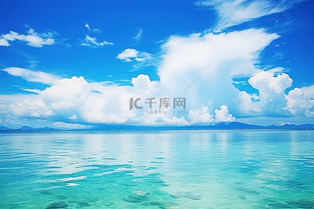 有云背景图片_清澈的蓝天，透明的水附近有云