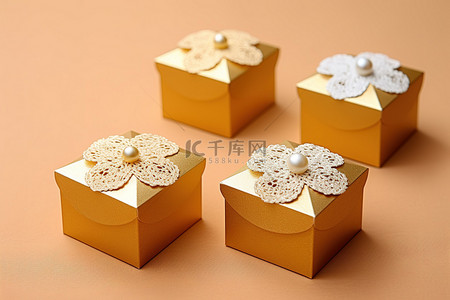 四个黄色珍珠和蕾丝盒子一组
