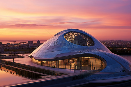 一座有圆顶的建筑，可欣赏日落时的城市景观