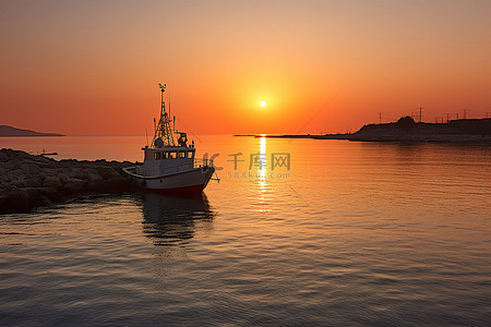 太阳光照射背景图片_阳光照射在一大片水域上，背景是一艘渔船