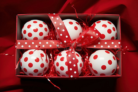 盒子里背景图片_一个红色和白色的鸡蛋装在一个带丝带的盒子里