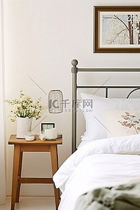 老人躺在床上背景图片_白色的床上用品以及床上和床头柜上的照片