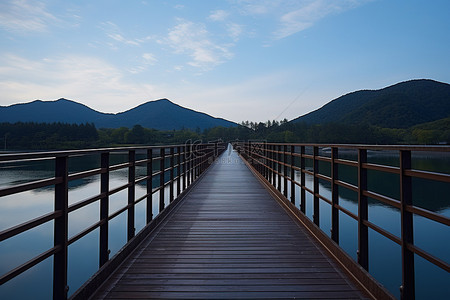 日本一座横跨湖泊和山脉的木桥
