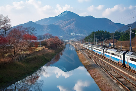 火车轨道背景图片_水上火车轨道和山脉的景色