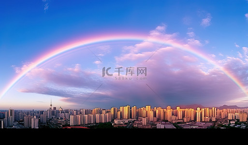彩虹和天际线出现在城市上方